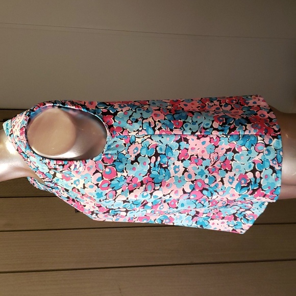 Crown and Ivy Lady's Sleeveless Floral with Ruffled Neckline and Arms - Picture 3 of 9